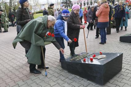 Барнаул. Ветераны возлагают цветы у Мемориала Славы в День  Победы.