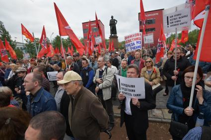 Москва. Участники митинга `Левого фронта` на Суворовской площади,  посвященного очередной годовщине событий на Болотной площади.