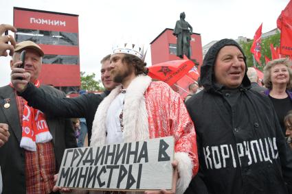 Москва. Участник митинга `Левого фронта` на Суворовской площади,  посвященного очередной годовщине событий на Болотной площади.