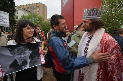 Москва. Участник митинга `Левого фронта` на Суворовской площади,  посвященного очередной годовщине событий на Болотной площади.