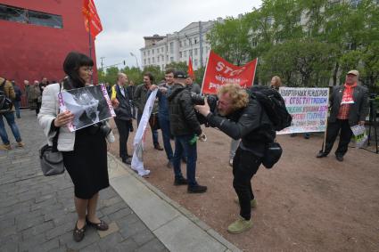 Москва. Участники митинга `Левого фронта` на Суворовской площади,  посвященного очередной годовщине событий на Болотной площади.