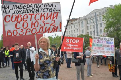 Москва. Участники митинга `Левого фронта` на Суворовской площади,  посвященного очередной годовщине событий на Болотной площади.
