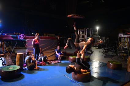 Москва. Артисты цирка `Дю Солей` (Cirgue du Soleil)  во время репетиции шоу.