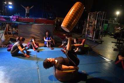 Москва. Артисты цирка `Дю Солей` (Cirgue du Soleil) во время репетиции шоу.