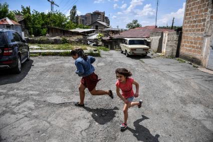 Армения, Ереван. Дети на улице  старого и бедного района Конд.