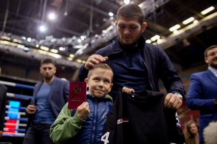 Челябинск. Чемпион мира по смешанным единоборствам Хабиб Нурмагомедов во время встречи с поклонниками.