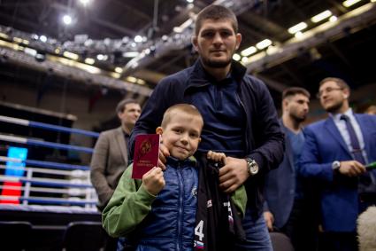 Челябинск. Чемпион мира по смешанным единоборствам Хабиб Нурмагомедов во время встречи с поклонниками.