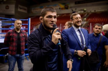 Челябинск. Чемпион мира по смешанным единоборствам Хабиб Нурмагомедов во время встречи с поклонниками.