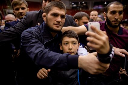 Челябинск. Чемпион мира по смешанным единоборствам Хабиб Нурмагомедов во время встречи с поклонниками.