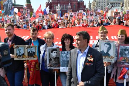 Москва. Участники акции памяти `Бессмертный полк` во время шествия в День Победы.