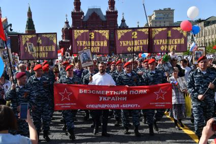 Москва. Участники акции памяти `Бессмертный полк` во время шествия в День Победы.