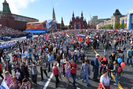 Москва. Участники акции памяти `Бессмертный полк` во время шествия в День Победы.