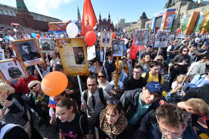 Москва. Участники акции памяти `Бессмертный полк` во время шествия в День Победы.