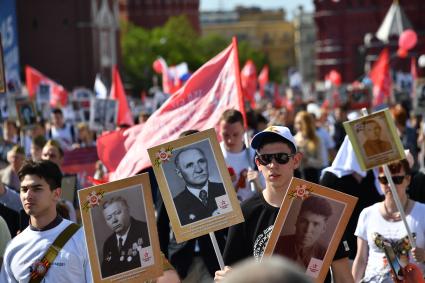 Москва. Участники акции памяти `Бессмертный полк` во время шествия в День Победы.