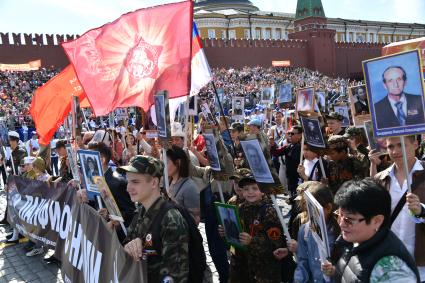 Москва. Участники акции памяти `Бессмертный полк` во время шествия в День Победы.