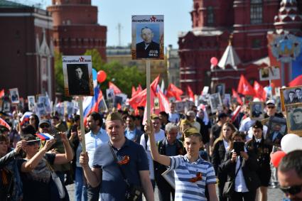 Москва. Участники акции памяти `Бессмертный полк` во время шествия в День Победы.