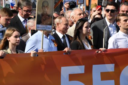 Москва. Президент России Владимир Путин и актер Василий Лановой  во время акции памяти `Бессмертный полк` в День Победы.