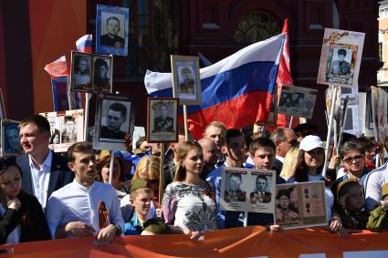 Москва. Участники акции памяти `Бессмертный полк` во время шествия в День Победы.