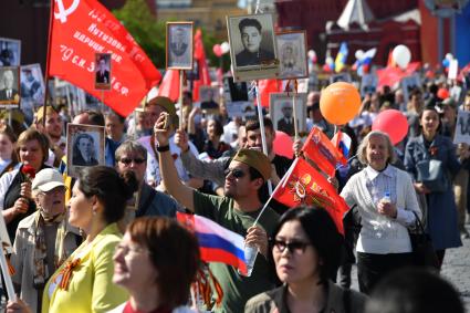 Москва. Участники акции памяти `Бессмертный полк` во время шествия в День Победы.