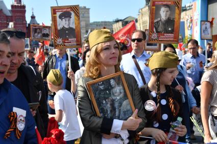 Москва. Участники акции памяти `Бессмертный полк` во время шествия в День Победы.