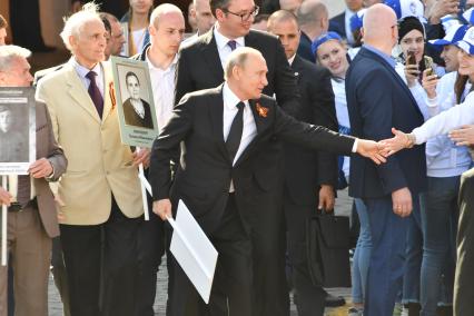 Москва. Президент России Владимир Путин и актер Василий Лановой  (слева) во время акции памяти `Бессмертный полк` в День Победы.