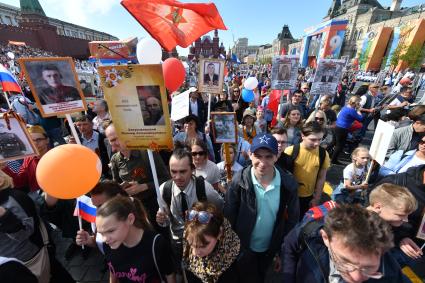 Москва. Участники акции памяти `Бессмертный полк` во время шествия в День Победы.