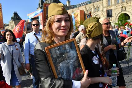 Москва. Участники акции памяти `Бессмертный полк` во время шествия в День Победы.