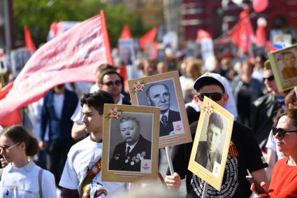 Москва. Участники акции памяти `Бессмертный полк` во время шествия в День Победы.