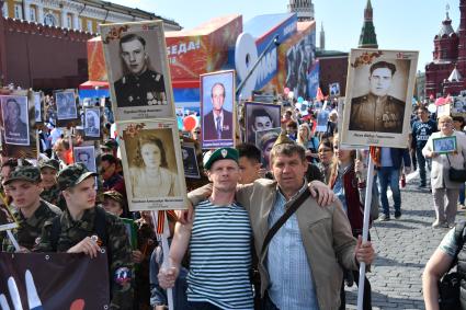 Москва. Участники акции памяти `Бессмертный полк` во время шествия в День Победы.