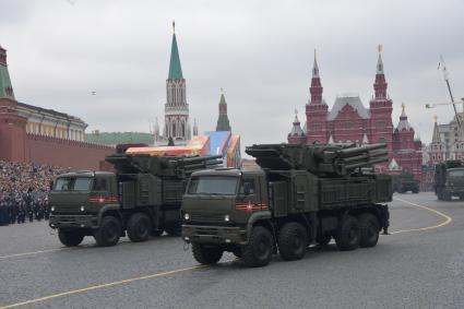 Москва. Зенитные ракетно-пушечные комплексы `Панцирь-С` на Красной площади во время генеральной репетиции военного парада, посвященного 73-й годовщине Победы в Великой Отечественной войне.