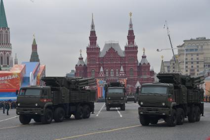 Москва. Зенитные ракетно-пушечные комплексы `Панцирь-С` на Красной площади во время генеральной репетиции военного парада, посвященного 73-й годовщине Победы в Великой Отечественной войне.