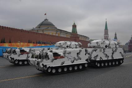 Москва. Арктические зенитные ракетные комплексы `Тор-М2ДТ` на базе вездеходов ДТ-30 на Красной площади во время генеральной репетиции военного парада, посвященного 73-й годовщине Победы в Великой Отечественной войне.