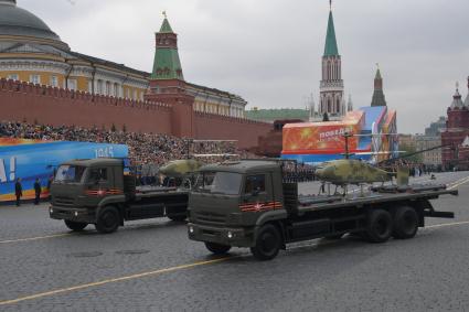 Москва. Беспилотный летательный аппарат `Катран`, закрепленный на платформе грузового автомобиля КамАЗ-65117, на Красной площади во время генеральной репетиции военного парада, посвященного 73-й годовщине Победы в Великой Отечественной войне.