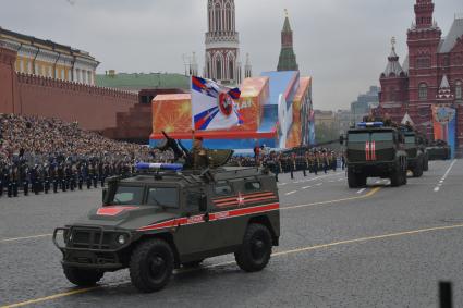 Москва. Бронеавтомобиль `Тигр - М` (слева) и бронеавтомобили `Тайфун-К` на Красной площади во время генеральной репетиции военного парада, посвященного 73-й годовщине Победы в Великой Отечественной войне.