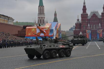 Москва. Бронетранспортер БТР-82А на Красной площади во время генеральной репетиции военного парада, посвященного 73-й годовщине Победы в Великой Отечественной войне.