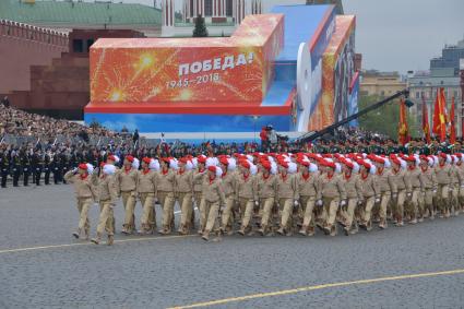 Москва. Участницы всероссийского военно-патриотического общественного движения `Юнармия` во время генеральной репетиции парада на Красной площади, посвященного 73-й годовщине Победы в Великой Отечественной войне.