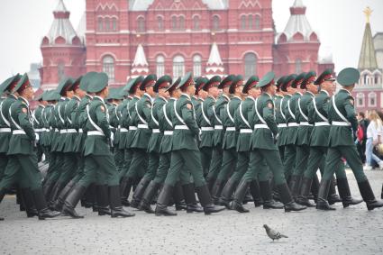 Москва. Курсанты Росгвардии во время генеральной репетиции парада на Красной площади, посвященного 73-й годовщине Победы в Великой Отечественной войне.