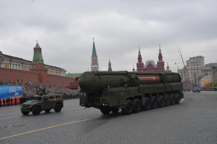 Москва. Бронеавтомобиль `Тигр - М` и транспортно-пусковой контейнер комплекса РС-24 `Ярс` во время генеральной репетиции парада на Красной площади, посвященного 73-й годовщине Победы в Великой Отечественной войне.