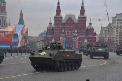Москва. Бронетранспортеры БТР-МДМ `Ракушка` на Красной площади во время генеральной репетиции военного парада, посвященного 73-й годовщине Победы в Великой Отечественной войне.