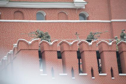 Москва. Снайперы на Красной площади во время генеральной репетиции парада на Красной площади, посвященного 73-й годовщине Победы в Великой Отечественной войне.
