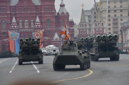 Москва.  Бронетранспортер БТР-82А (в центре) и зенитные ракетные комплексы (ЗРК) `Бук-М2` на Красной площади во время генеральной репетиции военного парада, посвященного 73-й годовщине Победы в Великой Отечественной войне.