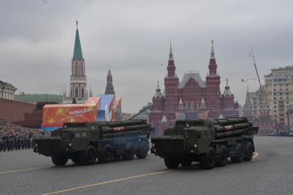 Москва. 300-мм реактивные системы залпового огня `Смерч` на Красной площади во время генеральной репетиции военного парада, посвященного 73-й годовщине Победы в Великой Отечественной войне.