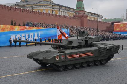 Москва. Танк Т-14 `Армата` на Красной площади во время генеральной репетиции военного парада, посвященного 73-й годовщине Победы в Великой Отечественной войне.