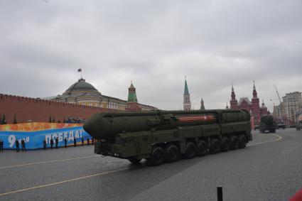 Москва. Транспортно-пусковой контейнер комплекса РС-24 `Ярс` во время генеральной репетиции парада на Красной площади, посвященного 73-й годовщине Победы в Великой Отечественной войне.