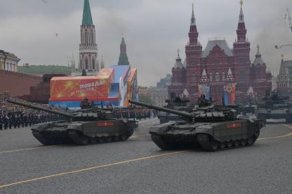 Москва.  Танки Т-72Б3  на Красной площади во время генеральной репетиции военного парада, посвященного 73-й годовщине Победы в Великой Отечественной войне.
