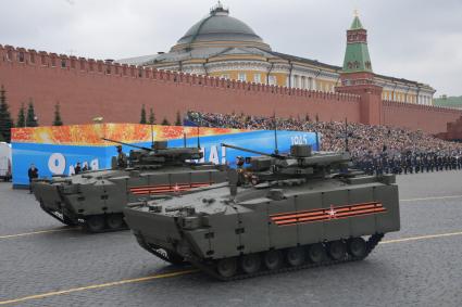 Москва. Боевые машины пехоты Б-11 `Курганец-25` на Красной площади во время генеральной репетиции военного парада, посвященного 73-й годовщине Победы в Великой Отечественной войне.