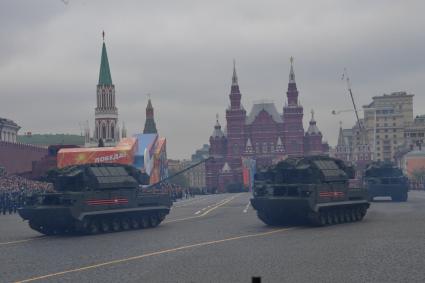 Москва.  Зенитные ракетные комплексы `Тор-М2` на Красной площади во время генеральной репетиции военного парада, посвященного 73-й годовщине Победы в Великой Отечественной войне.
