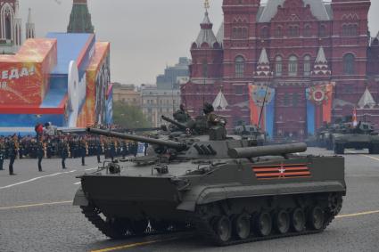 Москва.  Боевая машина пехоты БМП-3  на Красной площади во время генеральной репетиции военного парада, посвященного 73-й годовщине Победы в Великой Отечественной войне.