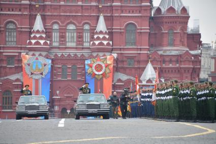 Москва. Министр обороны РФ Сергей Шойгу  (второй слева) во время генеральной репетиции парада на Красной площади, посвященного 73-й годовщине Победы в Великой Отечественной войне.