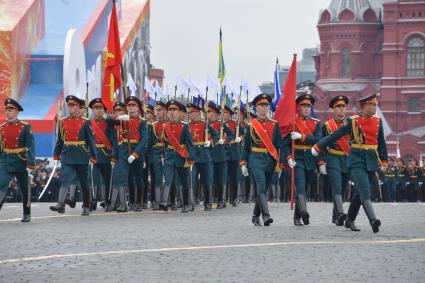 Москва.   Военнослужащие парадных расчетов  во время генеральной репетиции парада на Красной площади, посвященного 73-й годовщине Победы в Великой Отечественной войне.